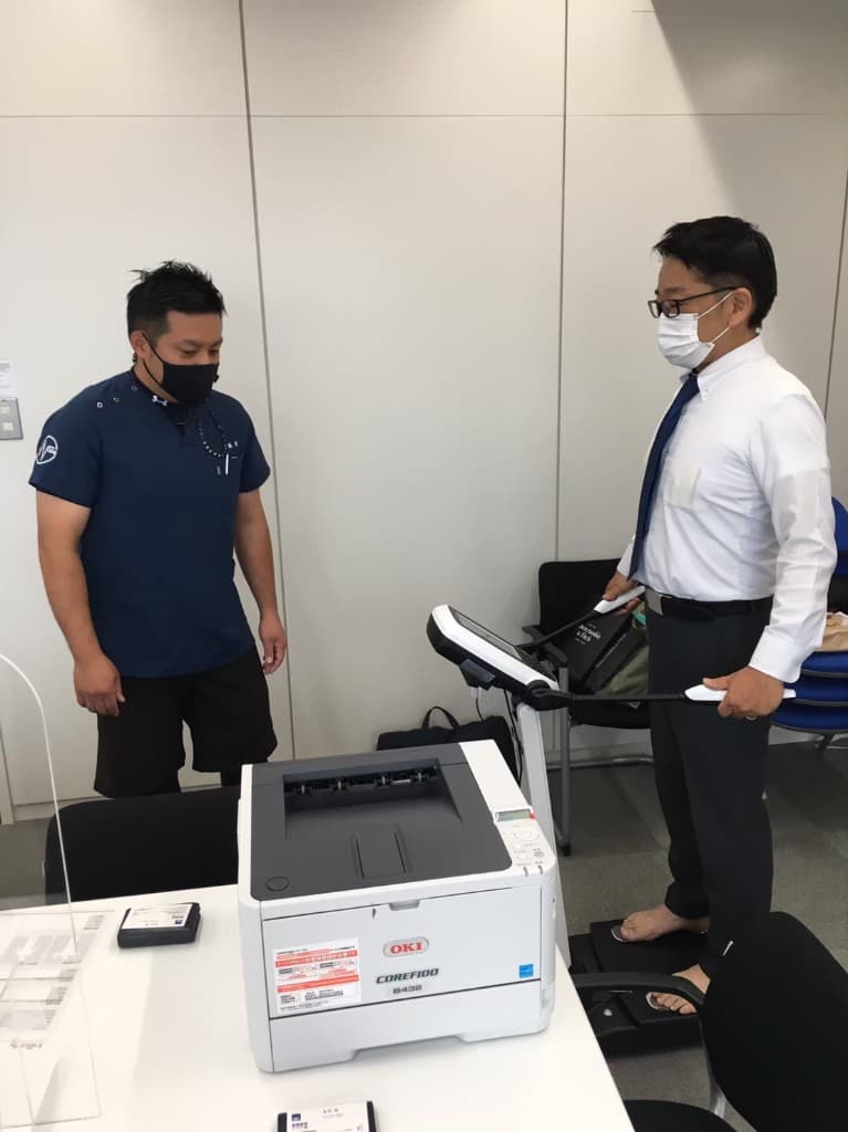 体組成計（InBody）で従業員の測定を行う様子
