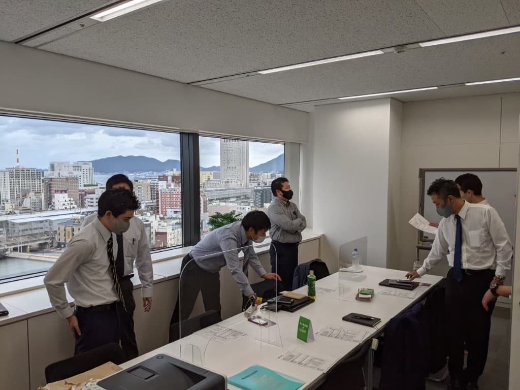 企業の会議室で、健康支援について打ち合わせをする様子