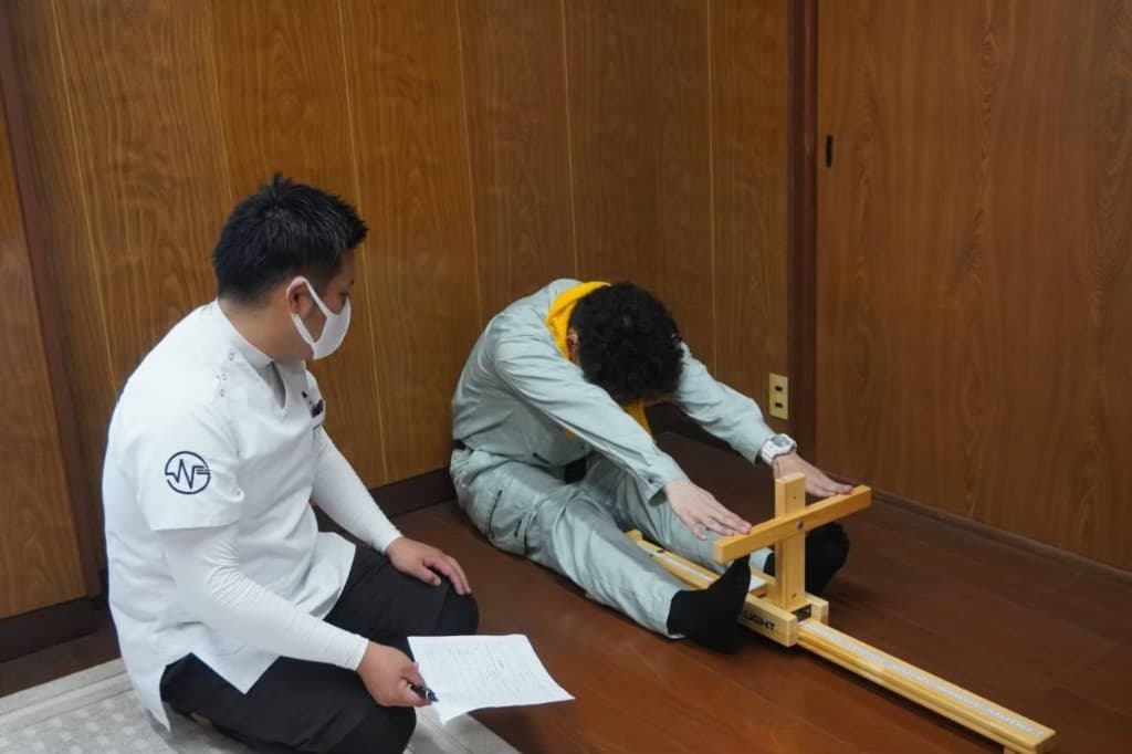 長座体前屈など、オトナの体力測定を実施している様子
