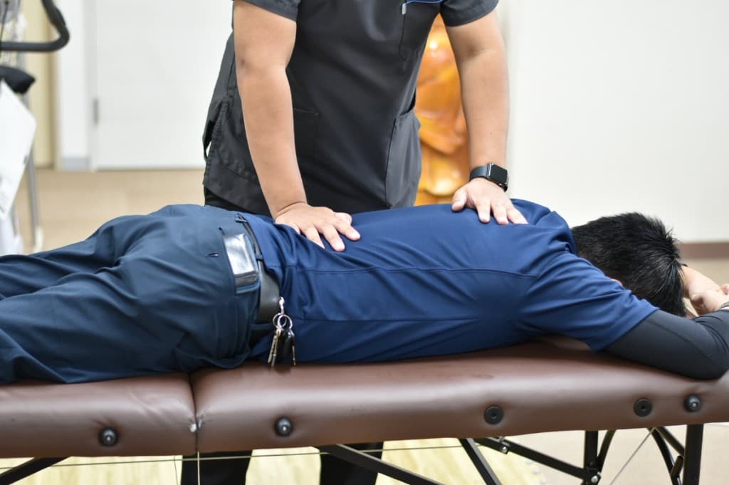 訪問先で従業員のコンディショニングを行う様子