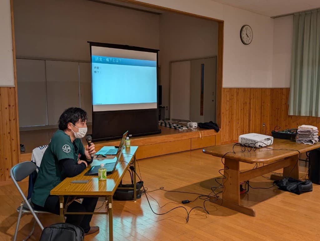 摂食・嚥下について、施設職員向けに研修・説明を行う専門職