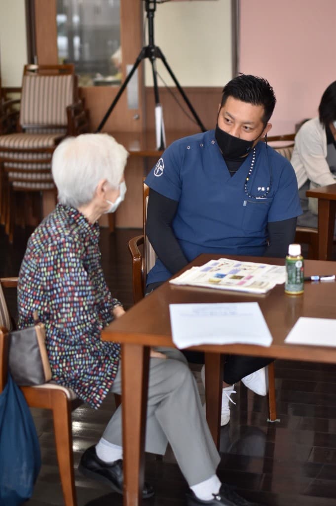 施設でご利用者様と向き合い、支援内容を説明する専門職