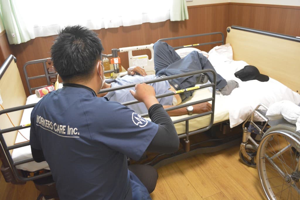 施設の居室で、ご利用者様に寄り添いながら支援するWORKERS CAREの専門職
