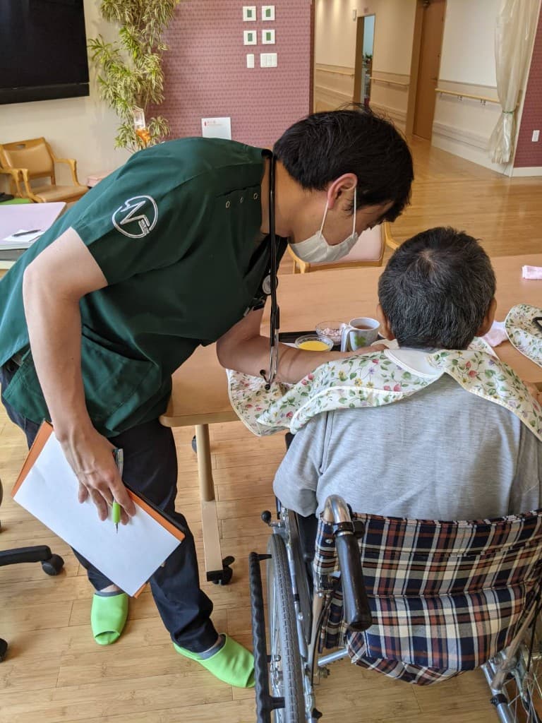 食事の様子を観察しながら、ご利用者様の摂食嚥下を支援する専門職